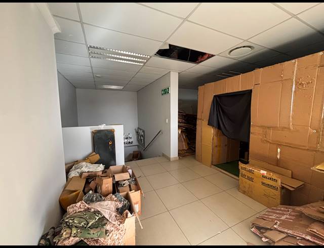 558M² WAREHOUSE TO LET IN STIKLAND INDUSTRIAL